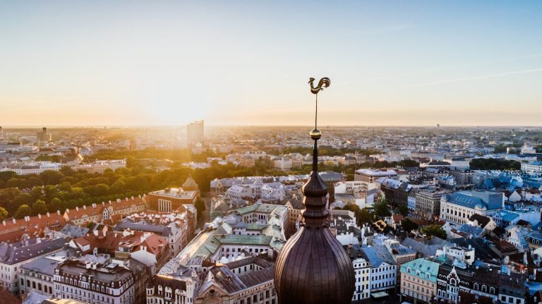 L&rsquo;Europe vieillit, les robots rajeunissent : qui travaillera dans la nouvelle économie. Prévisions de Chaslau Koniukh