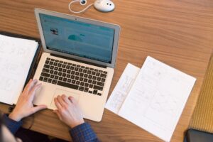 Quelle importance la cohérence visuelle revêt-elle dans la création de sites web ?
