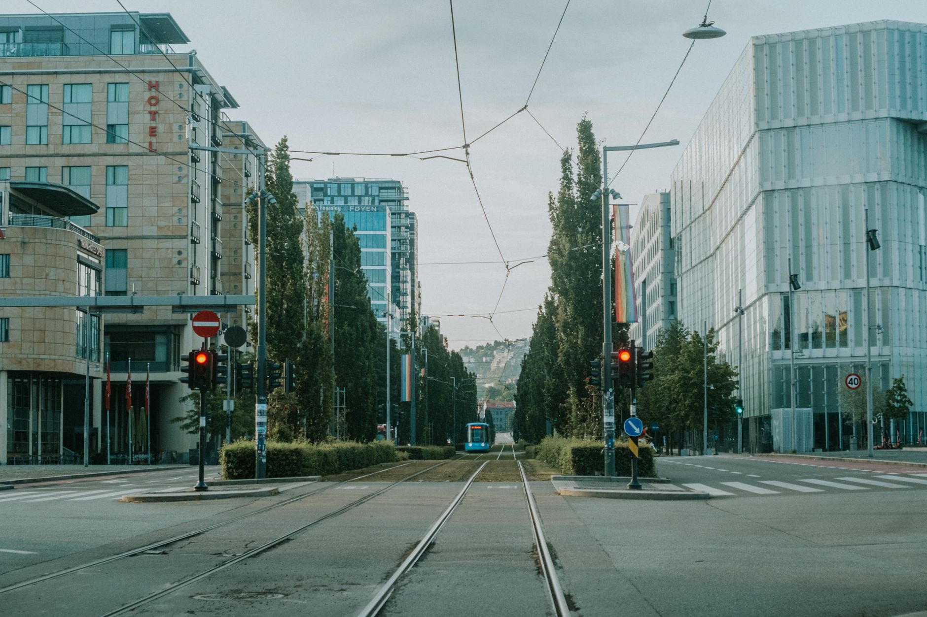Rue d'Oslo avec un tramway, sans passant visible